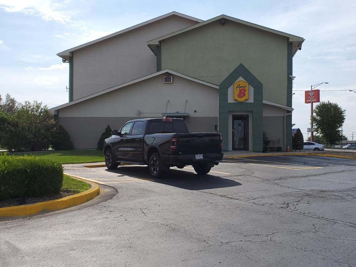 Super 8 By Wyndham Kansas City At Barry Road/Airport Eksteriør bilde