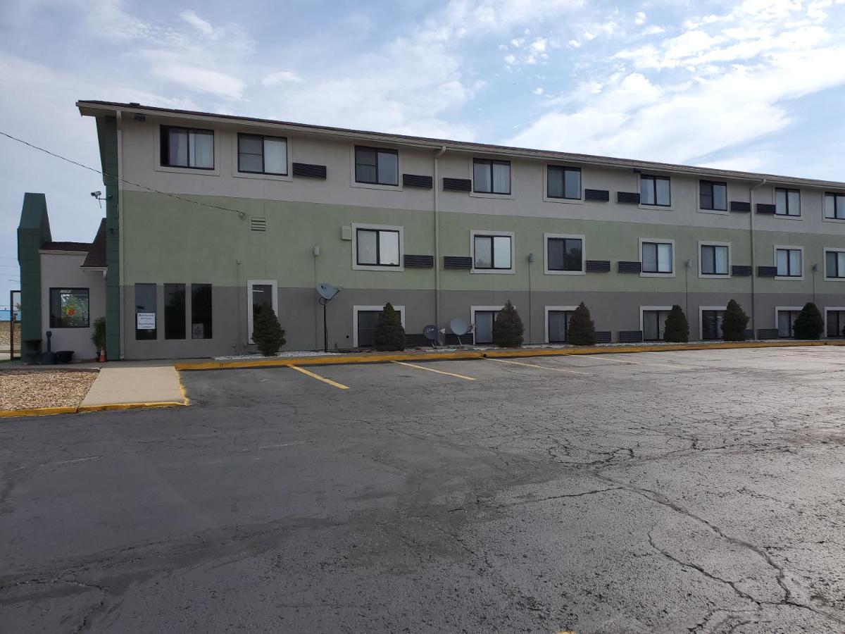 Super 8 By Wyndham Kansas City At Barry Road/Airport Eksteriør bilde