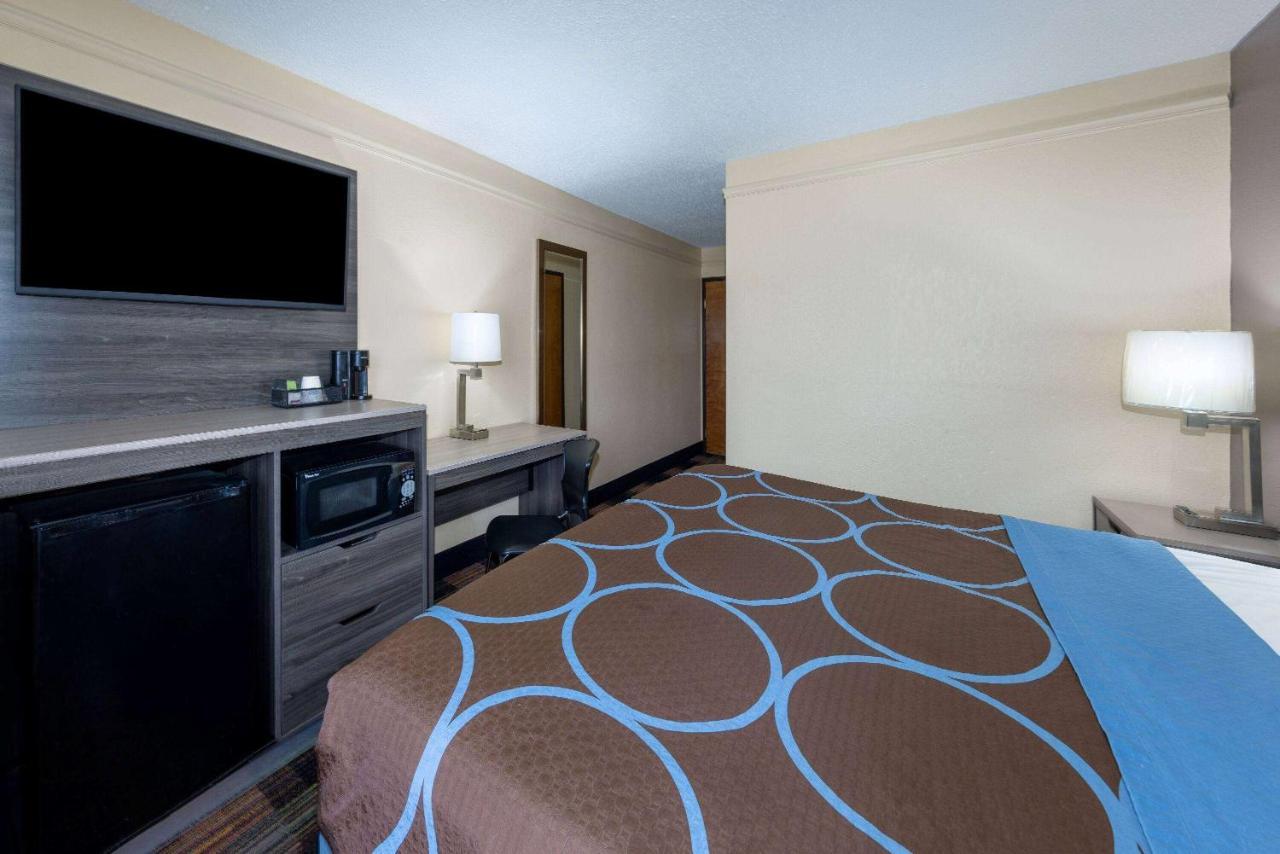 Super 8 By Wyndham Kansas City At Barry Road/Airport Eksteriør bilde