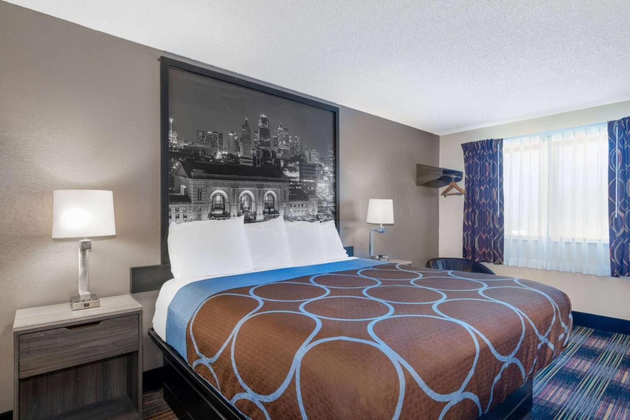 Super 8 By Wyndham Kansas City At Barry Road/Airport Eksteriør bilde