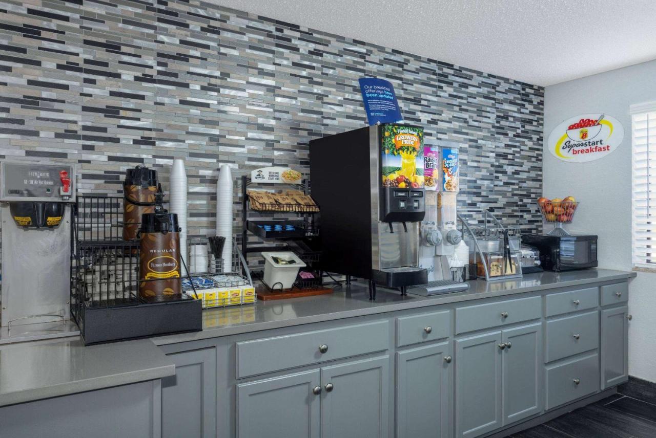 Super 8 By Wyndham Kansas City At Barry Road/Airport Eksteriør bilde
