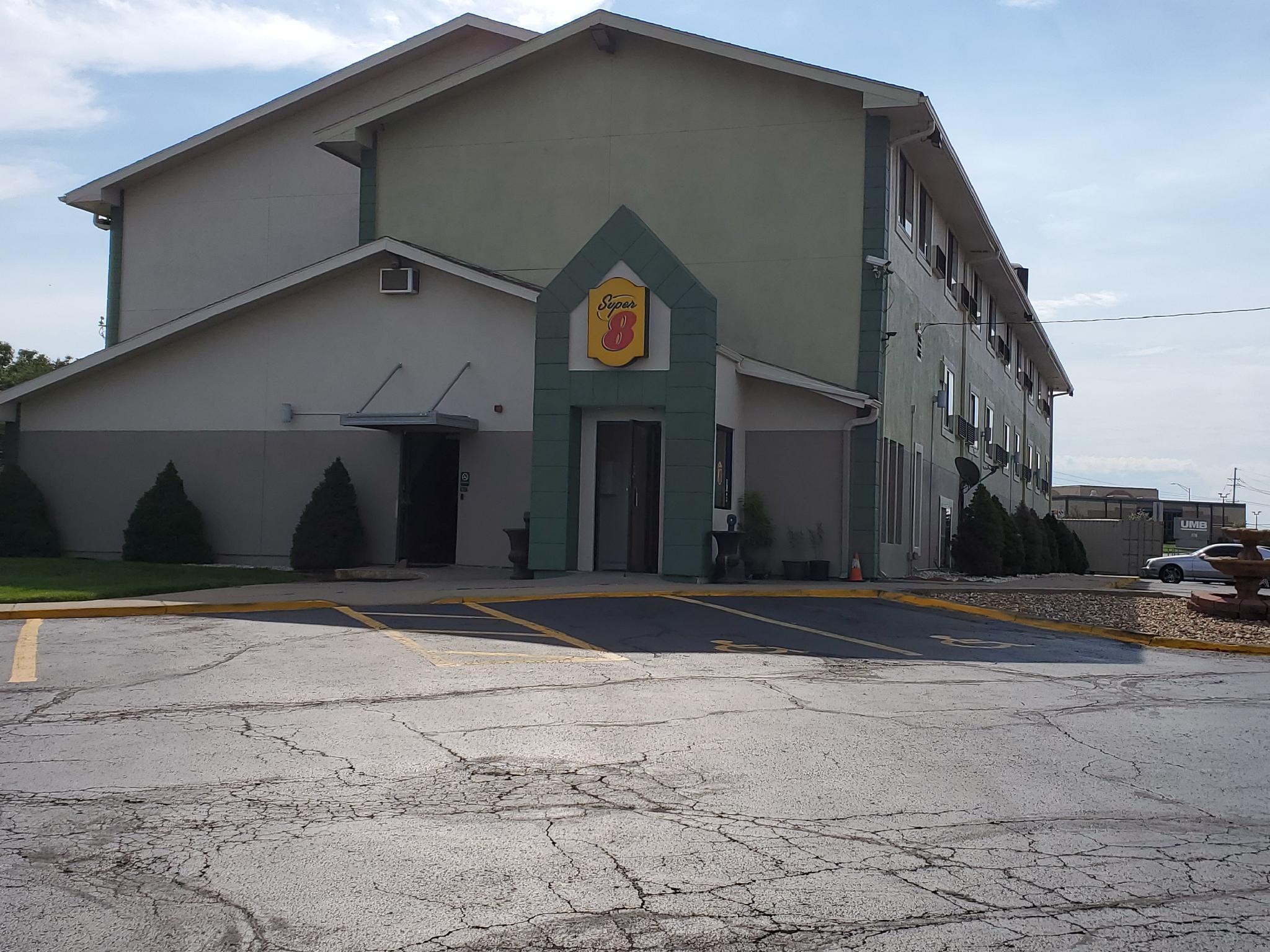 Super 8 By Wyndham Kansas City At Barry Road/Airport Eksteriør bilde