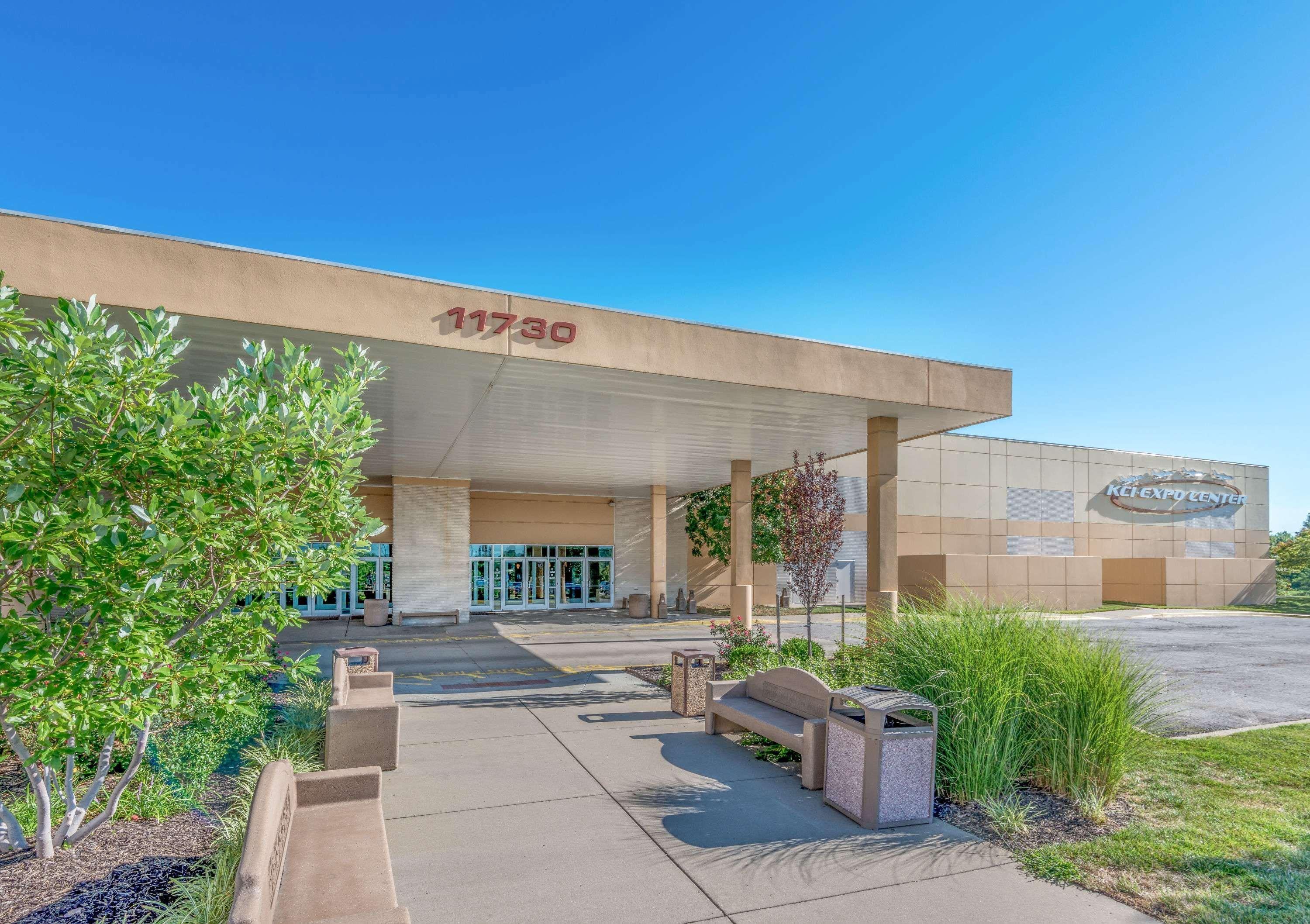 Super 8 By Wyndham Kansas City At Barry Road/Airport Eksteriør bilde