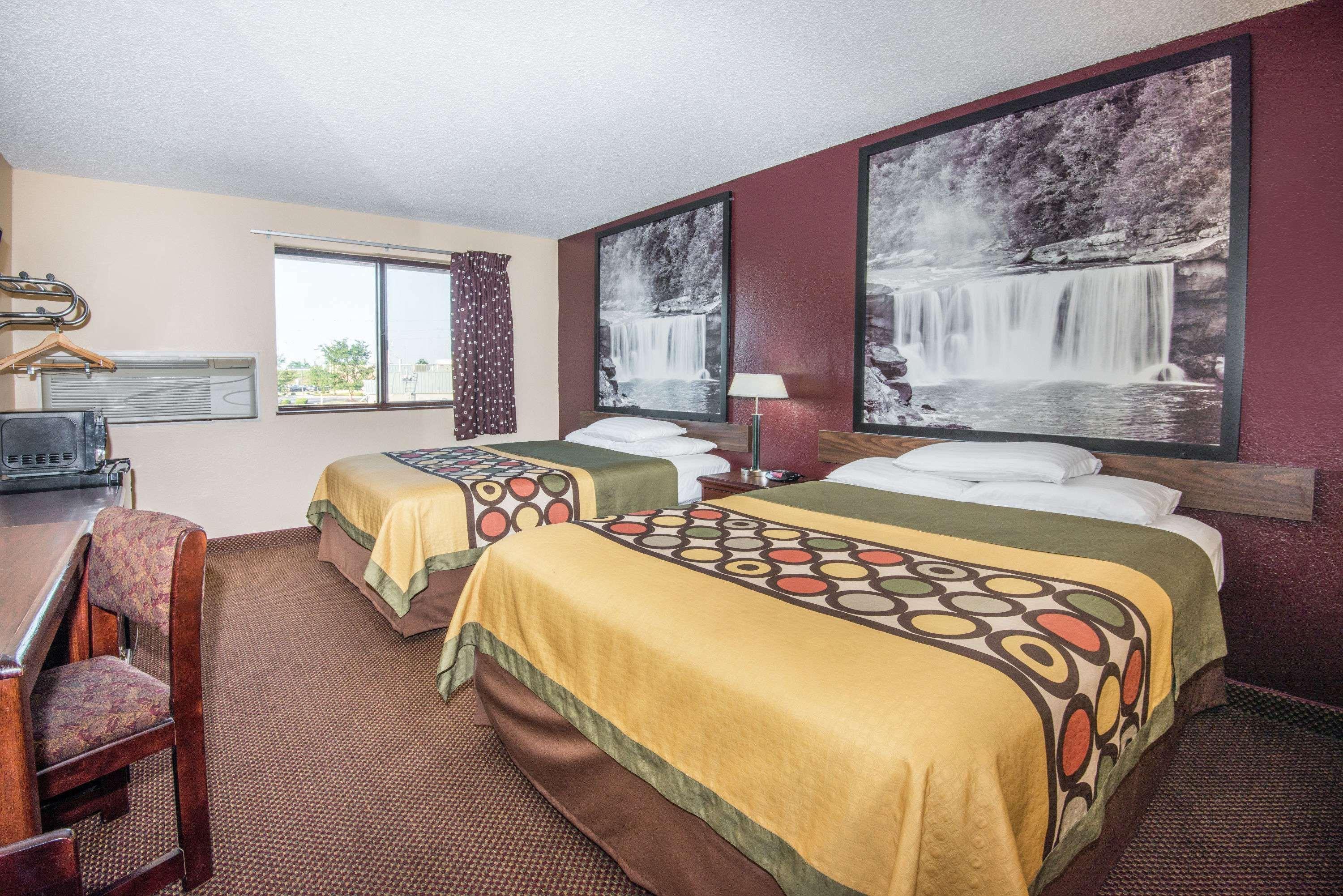 Super 8 By Wyndham Kansas City At Barry Road/Airport Eksteriør bilde