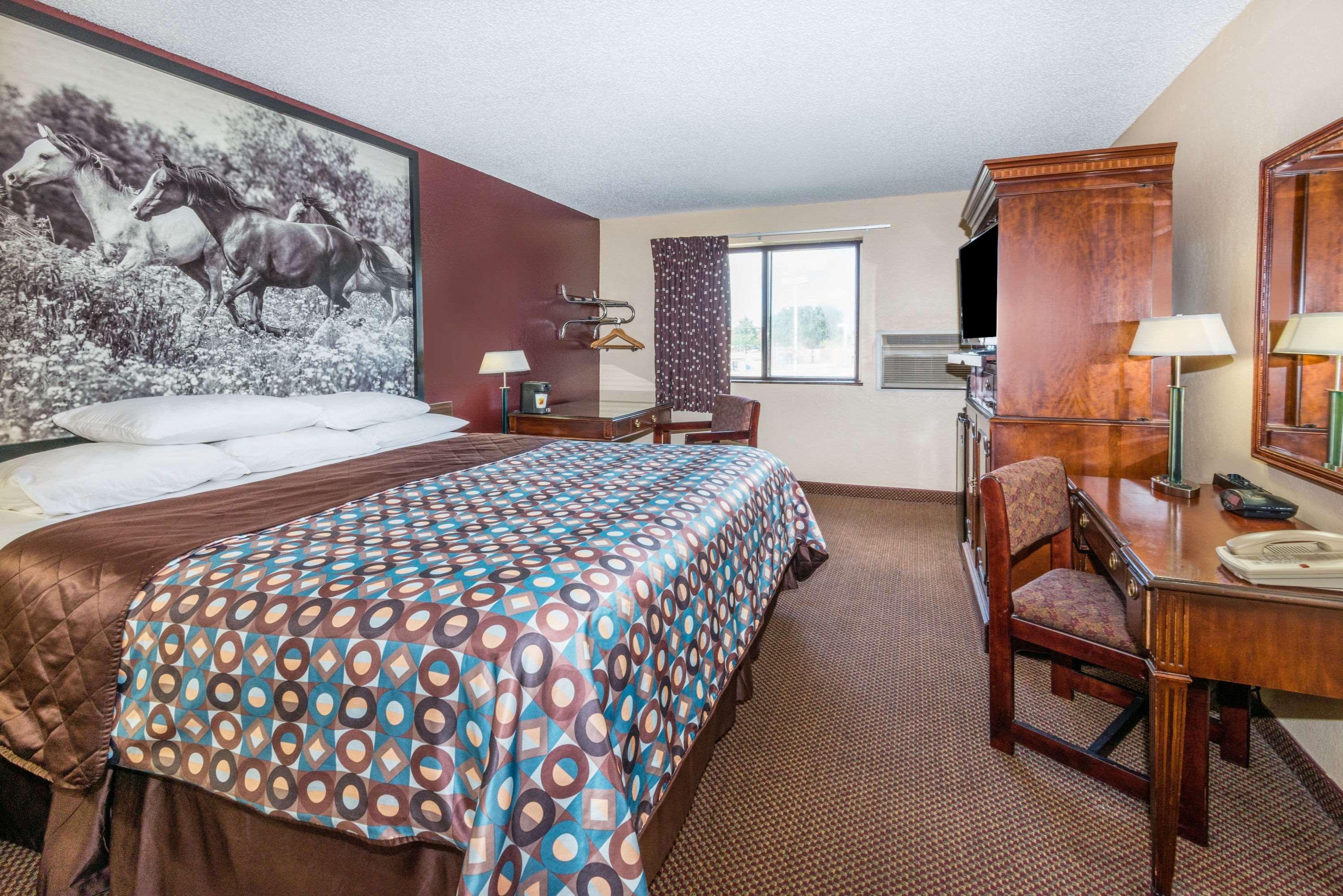 Super 8 By Wyndham Kansas City At Barry Road/Airport Eksteriør bilde