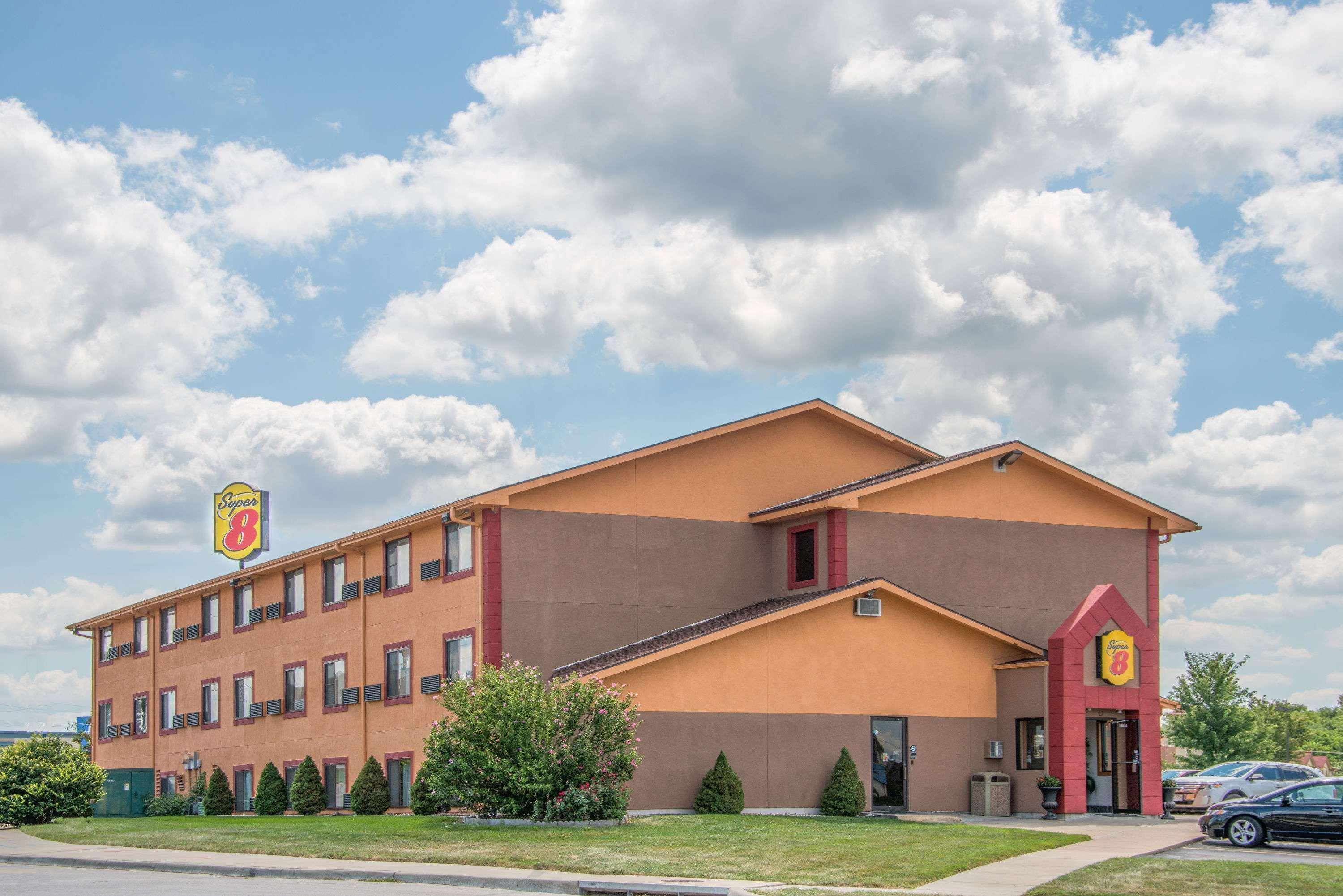 Super 8 By Wyndham Kansas City At Barry Road/Airport Eksteriør bilde