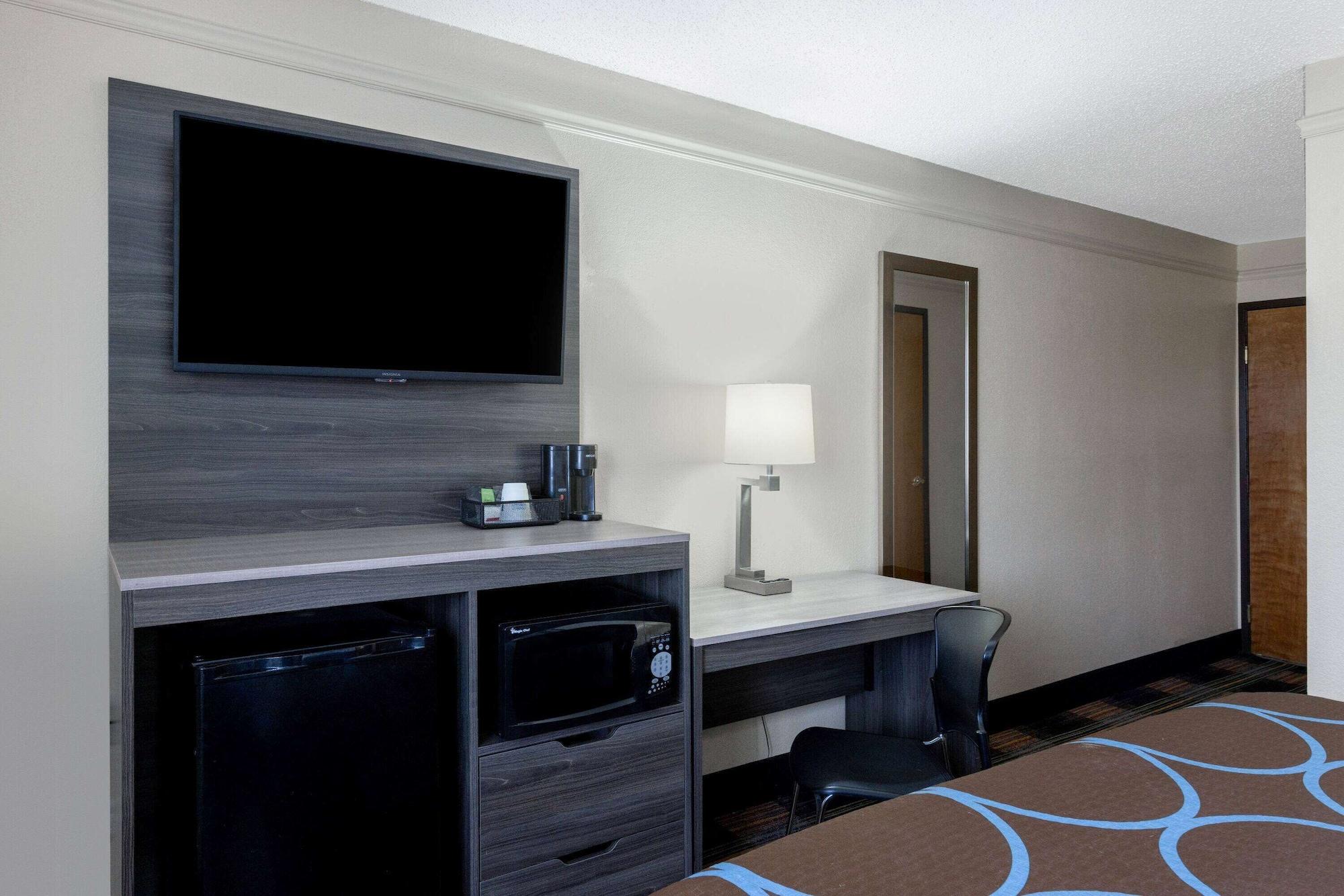 Super 8 By Wyndham Kansas City At Barry Road/Airport Eksteriør bilde