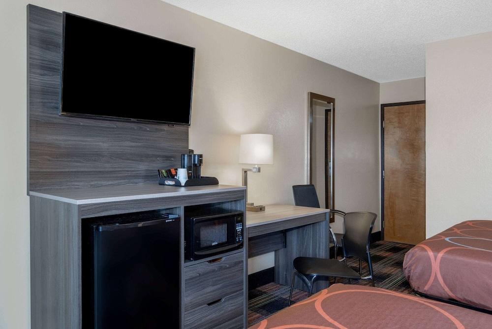 Super 8 By Wyndham Kansas City At Barry Road/Airport Eksteriør bilde