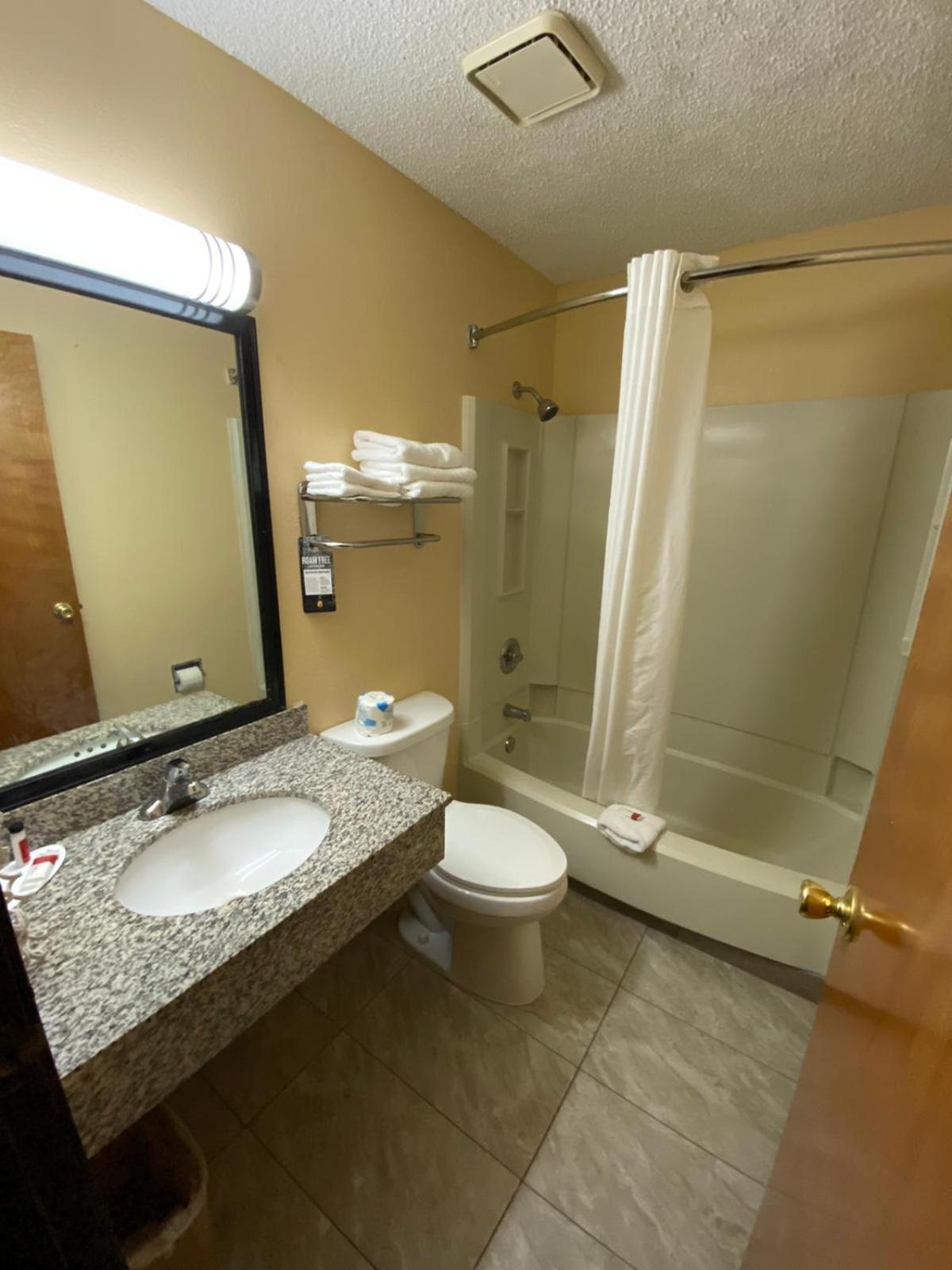 Super 8 By Wyndham Kansas City At Barry Road/Airport Eksteriør bilde