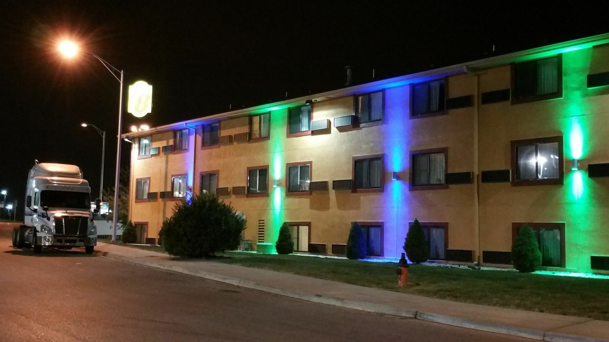 Super 8 By Wyndham Kansas City At Barry Road/Airport Eksteriør bilde