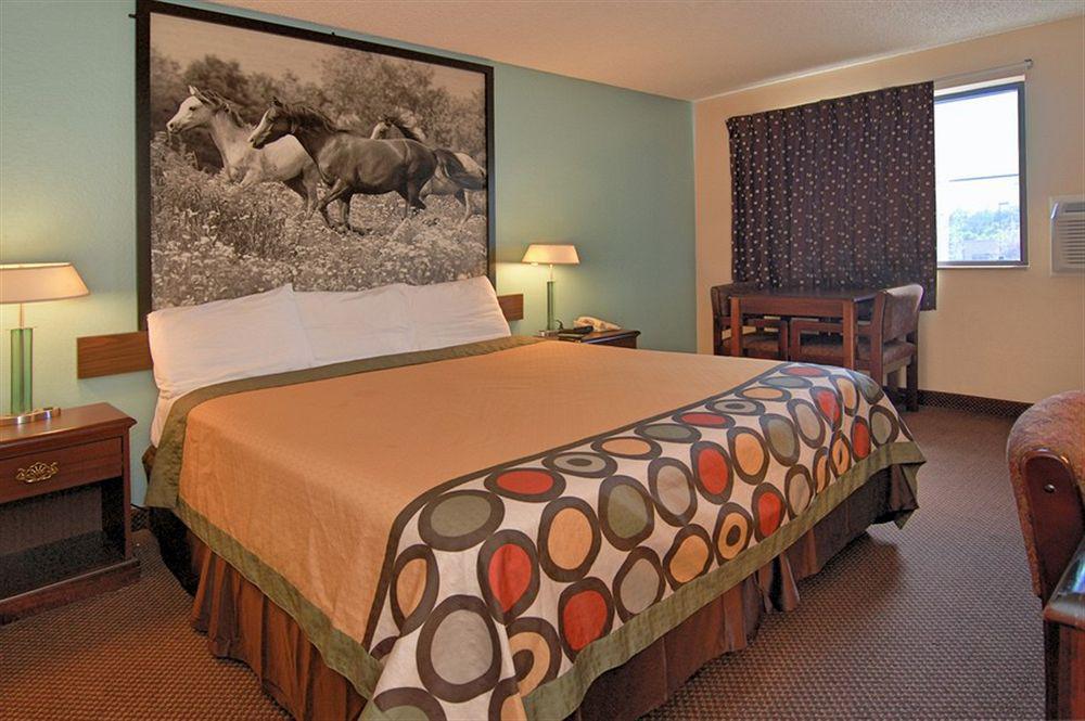 Super 8 By Wyndham Kansas City At Barry Road/Airport Eksteriør bilde