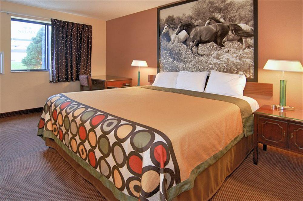 Super 8 By Wyndham Kansas City At Barry Road/Airport Eksteriør bilde